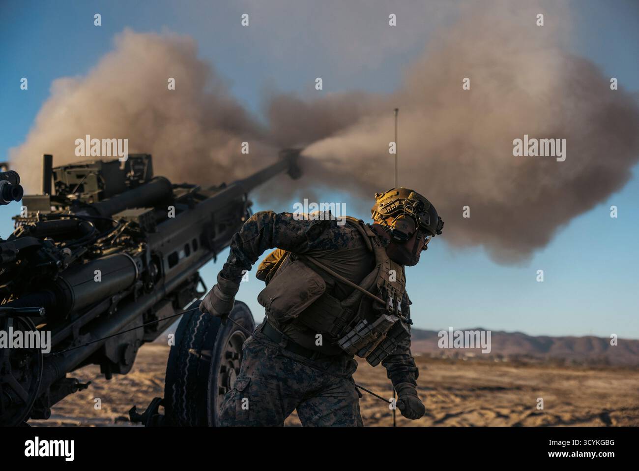 Oceanside, Stati Uniti. 17 ottobre 2025. Dashawn Rudesill, un cannoniere con il 2nd Battalion, 11th Marine Regiment, 1st Marine Division, spara un obice leggero da 155 mm M777 durante una prova per il 250th Amphibious Capabilities Demonstration a Red Beach, Marine Corps base Camp Pendleton, 17 ottobre 2025 a Oceanside, California. Crediti: GySgt Aaron Patterson/US Marines Photo/Alamy Live News Foto Stock