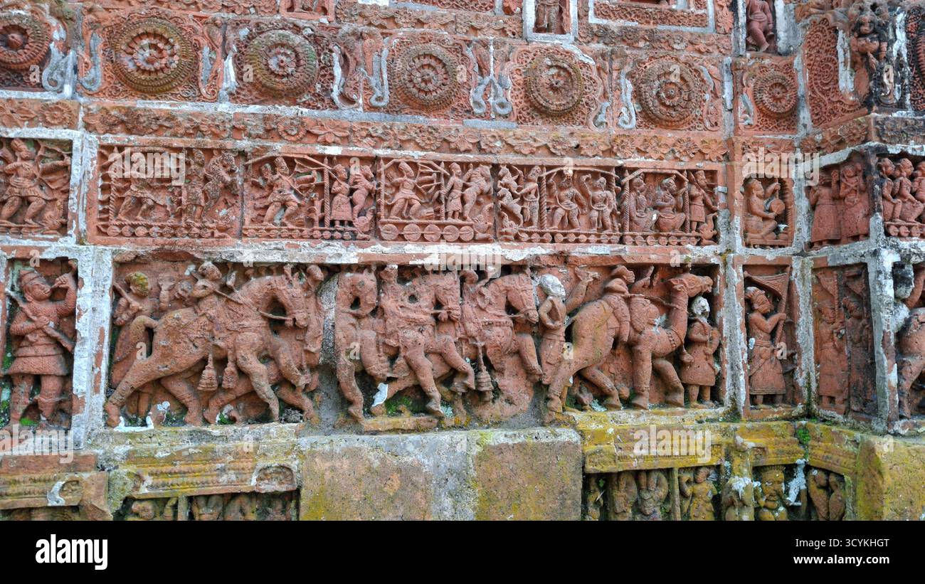 Il tempio Kantajew a Dinajpur, Bangladesh, è uno storico tempio indù in terracotta rinomato per le intricate incisioni e il patrimonio culturale. Foto Stock