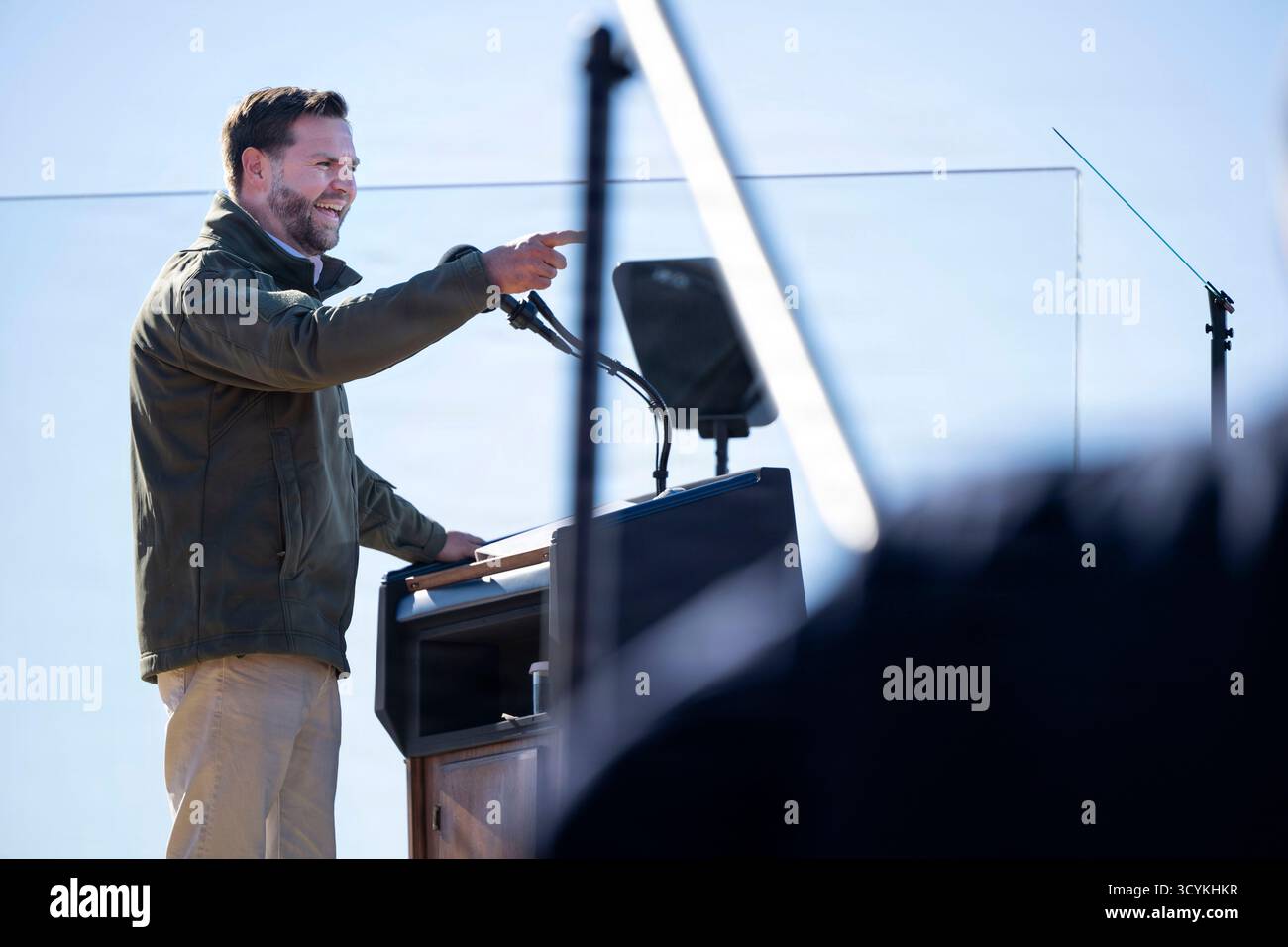 Oceanside, Stati Uniti. 18 ottobre 2025. Il vicepresidente degli Stati Uniti JD Vance fa osservazioni al pubblico dei Marines durante il 250th Amphibious Capabilities Demonstration Beach Bash, presso la base dei Marines Camp Pendleton, 18 ottobre 2025 a Oceanside, California. Credito: SSgt. Madelyn Keech/US Marines Photo/Alamy Live News Foto Stock