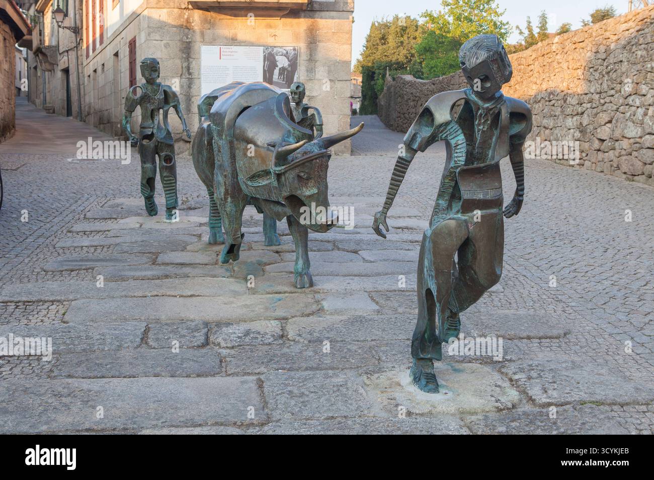 Allariz, Spagna - 22 agosto 2025: Scultura Festa do Boi. Centro storico di Allariz, Orense, Spagna. Scolpito da Arturo Andrade Foto Stock