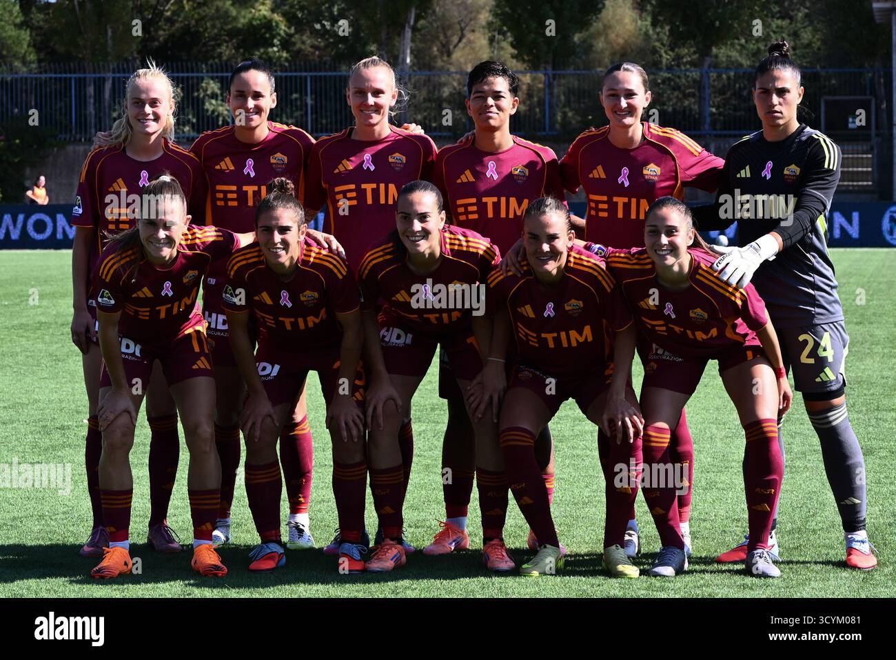 Cercola, Italia. 19 ottobre 2025. La squadra AS Roma sta posato per la fotografia davanti alla Athora di serie A femminile tra Napoli femminile e Roma femminile all'Arena Giuseppe piccolo il 19 ottobre 2025 a Cercola, Italia. Crediti: Nicola Ianuale/Alamy Live News Foto Stock