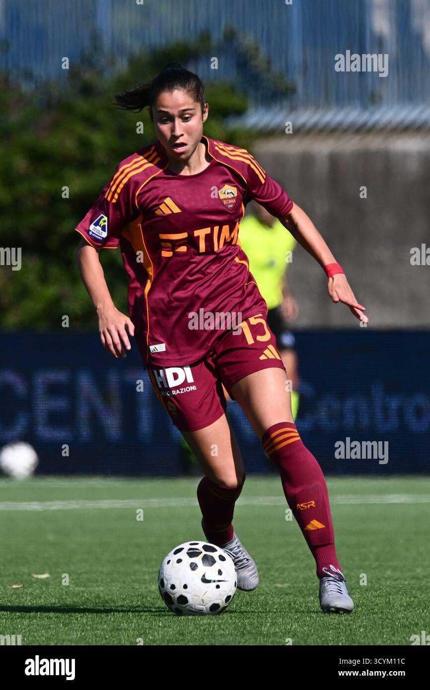 Cercola, Italia. 19 ottobre 2025. Giulia Dragoni di AS Roma in azione durante la serie A Athora femminile tra Napoli femminile e Roma femminile all'Arena Giuseppe piccolo il 19 ottobre 2025 a Cercola. Crediti: Nicola Ianuale/Alamy Live News Foto Stock