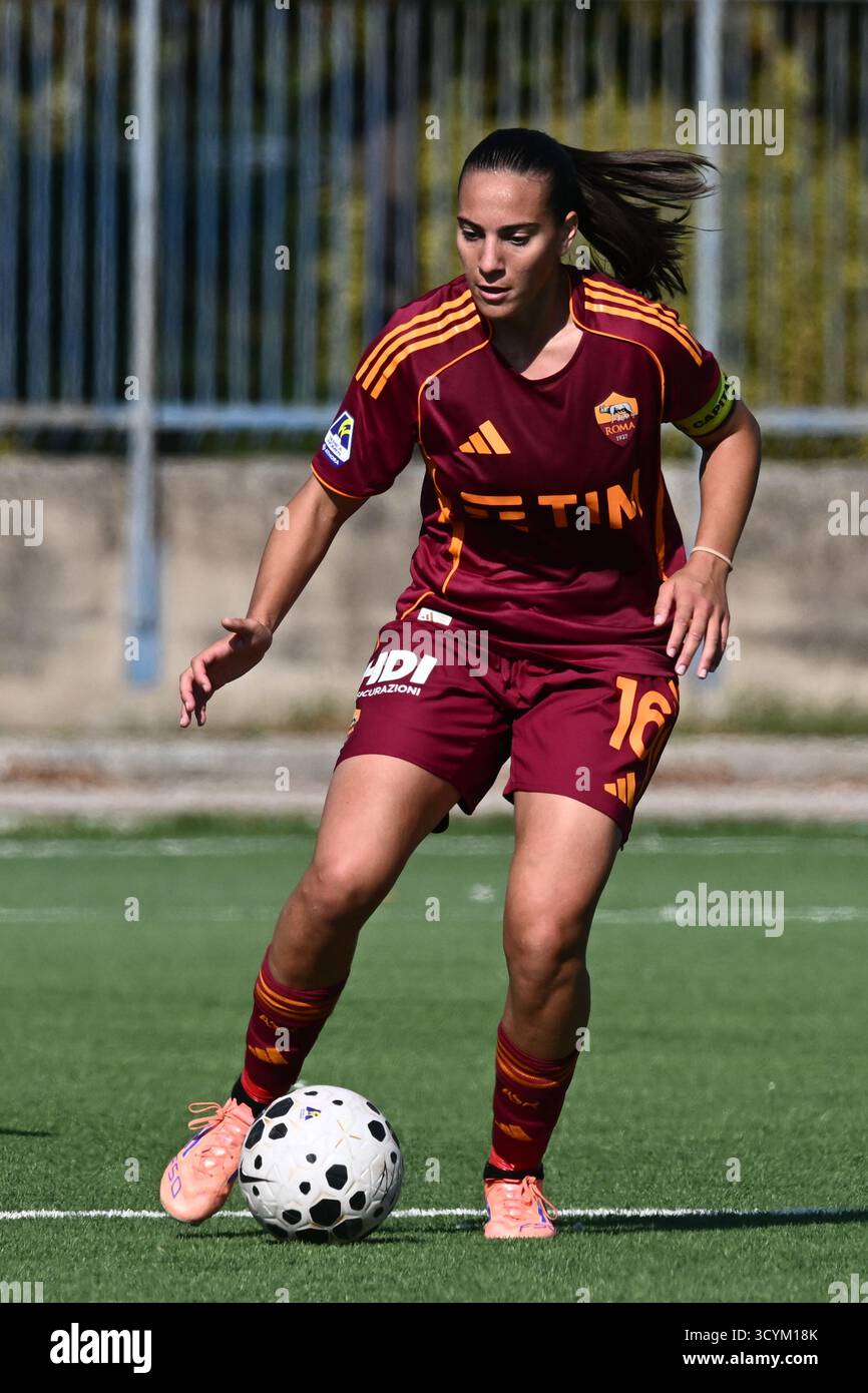 Cercola, Italia. 19 ottobre 2025. Alice Corelli di AS Roma in azione durante la serie A Athora femminile tra Napoli femminile e Roma femminile all'Arena Giuseppe piccolo il 19 ottobre 2025 a Cercola. Crediti: Nicola Ianuale/Alamy Live News Foto Stock