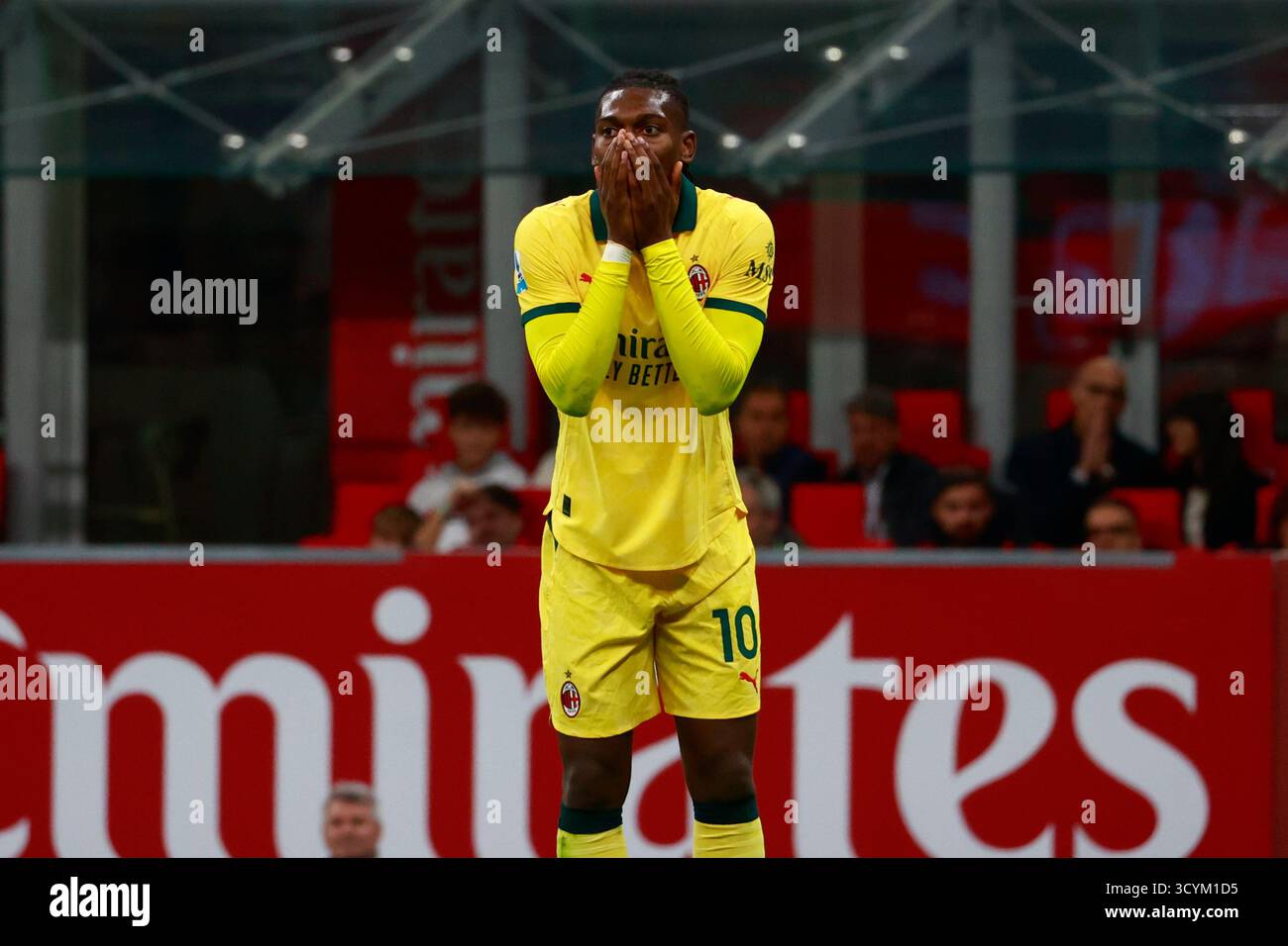 Milano, Italia, 19 ottobre 2025. Rafael Leao in azione durante la partita di serie A tra Milan e Fiorentina e allo stadio Giuseppe Meazza di Milano, Italia crediti: Mairo Cinquetti/Alamy Live News Foto Stock