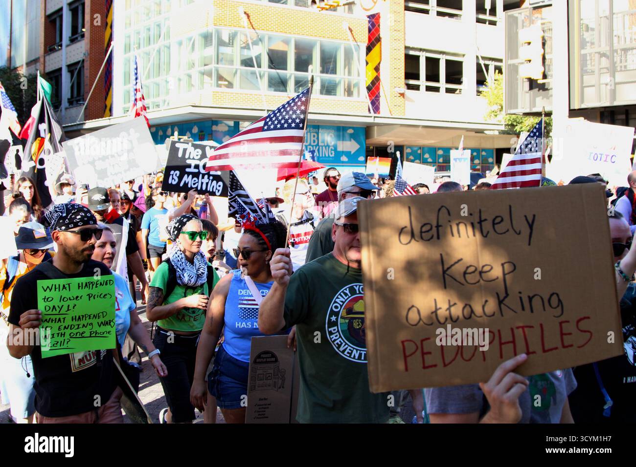 San Antonio, Stati Uniti. 18 ottobre 2025. Una persona ha in mano un cartello di protesta che recita: "Sicuramente continua ad attaccare i pedofili" alla manifestazione di protesta "No Kings" e alla marcia a San Antonio, Texas, USA, il 18 ottobre 2025. Nelle città e nelle città di tutta l'America ci sono state simili proteste "No Kings" che si sono svolte oggi. (Foto di Carlos Kosienski/Sipa USA) credito: SIPA USA/Alamy Live News Foto Stock