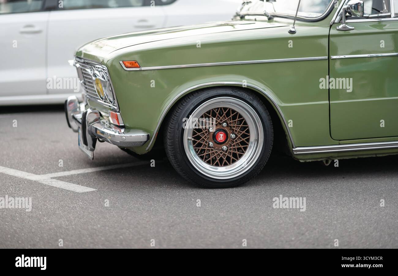 Auto degli anni '1970 - berlina VAZ 2103 classica nel parcheggio. Parte anteriore ravvicinata della vecchia Lada verde. Foto Stock