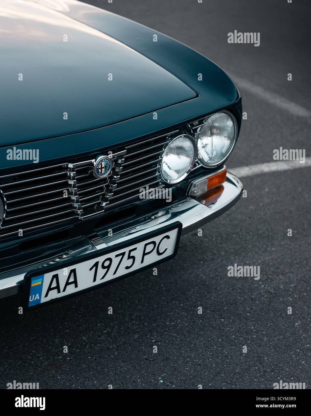 Parte anteriore di una vecchia auto blu scuro con fari rotondi. Foto ravvicinata di Alfa Romeo GT degli anni '1960 - coupé sportiva compatta. Foto Stock