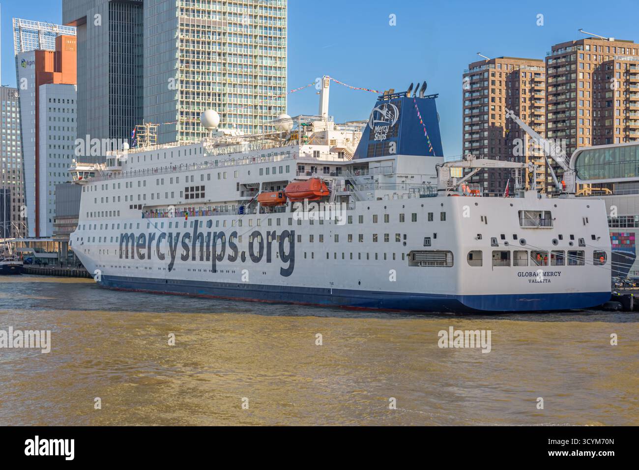 La Global Mercy è la più grande nave ospedaliera civile del mondo, costruita come primo ospedale galleggiante appositamente costruito per le organizzazioni umanitarie. Foto Stock
