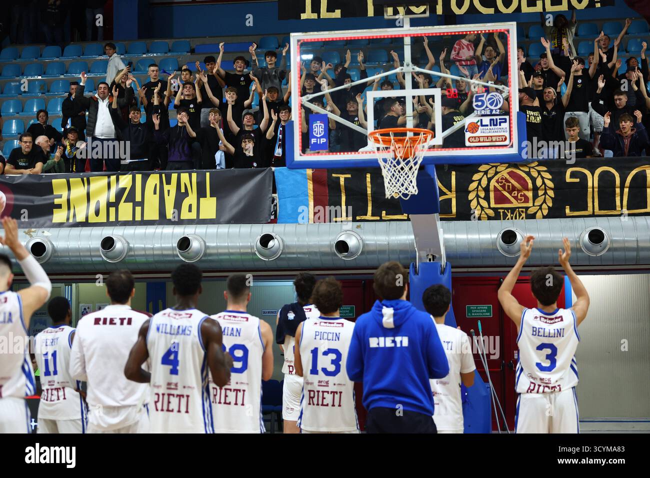 Rieti, Ri, Italia. 19 ottobre 2025. RIETI E TIFOSI durante RSR Sebastiani Rieti vs Estra Pistoia - Old Wide West serie A2 Maschile 2025-2026 - Round 7 regular season (Credit Image: © Alessio De Marco/ZUMA Press Wire) SOLO USO EDITORIALE! Non per USO commerciale! Foto Stock