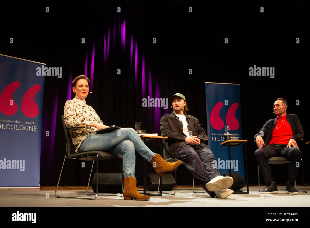 Okka Gundel, Rick Zabel ed Erik Zabel sono sul palco del WDR Funkhaus di Colonia, in Germania, il 19 ottobre 2025, durante l'edizione speciale LIT.Cologne (foto di Ying Tang/NurPhoto). Crediti: NurPhoto SRL/Alamy Live News Foto Stock