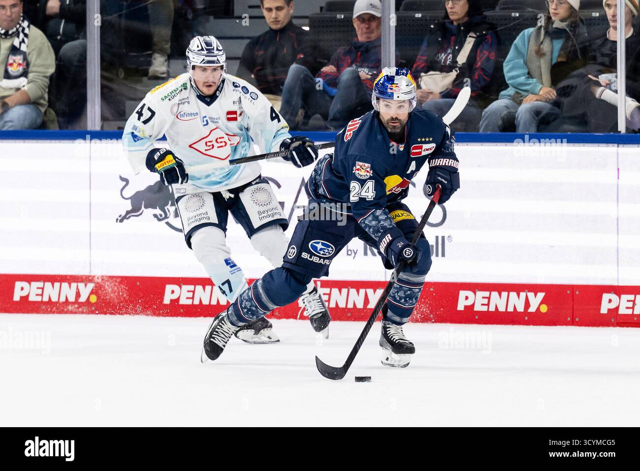 Monaco, Germania. 19 ottobre 2025. Ryan Murphy (EHC Red Bull Muenchen, #24) verfolgt von Sebastian Gorcik (Dresdner Eisloewen, #47) GER, EHC Red Bull Muenchen vs. Dresdner Eisloewen, Eishockey, DEL, 12. Spieltag, Saison 2025/2026, 19.10.2025. Foto: Eibner-Pressefoto/Franz Feiner credito: dpa/Alamy Live News Foto Stock