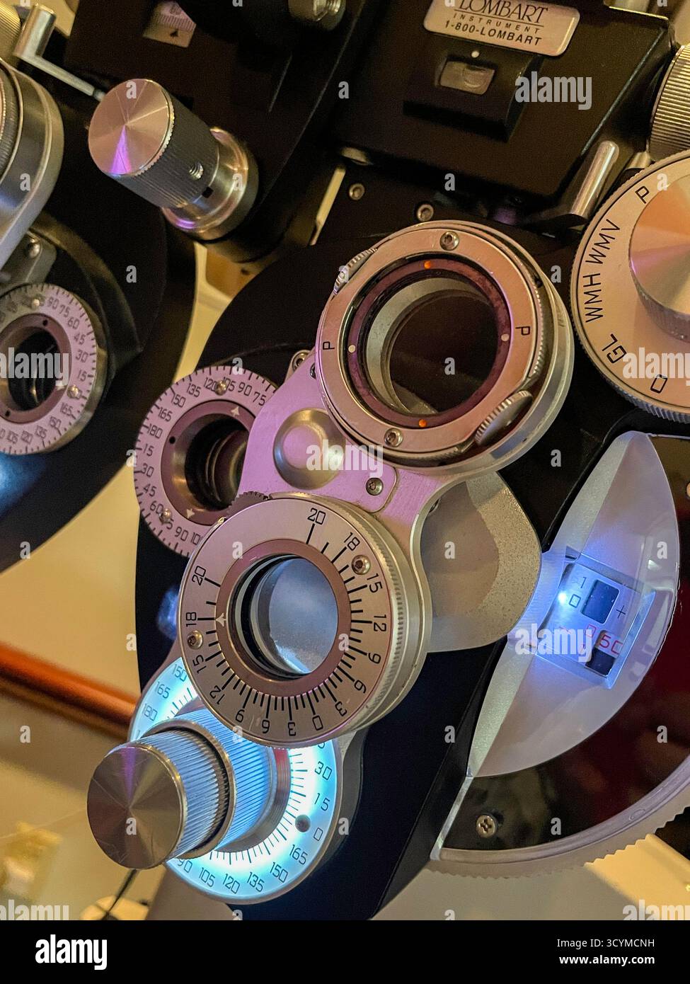 Ophthalmology Office, Close-up of phoropter Refraction machine, USA 2025 Foto Stock