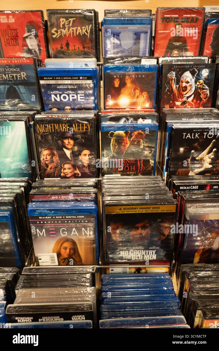 Barnes & Noble Booksellers sulla Fifth Avenue a New York City ha una vasta selezione di libri, riviste, video e musica, Stati Uniti 2025 Foto Stock