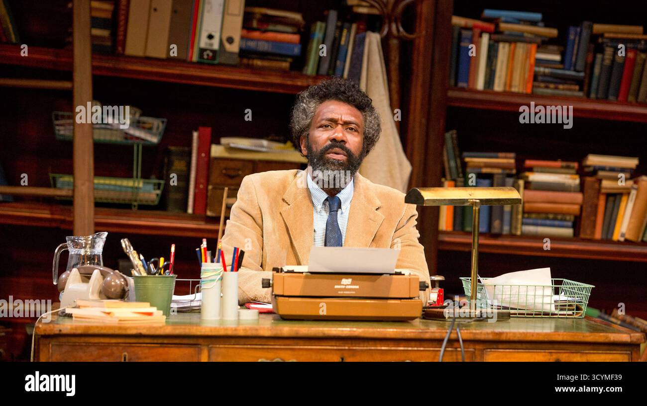 Lenny Henry (Frank) in EDUCATING RITA di Willy Russell al Minerva Theatre, Chichester Festival Theatre, West Sussex, Inghilterra 23/06/2015 design: Ellen Cairns illuminazione: Johanna Town regista: Michael Buffong Foto Stock