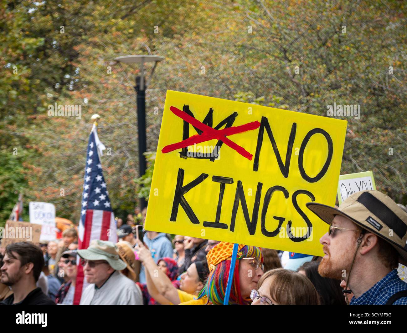 No Kings protesta a Philadelphia, Pennsylvania, USA il 18 ottobre 2025 Foto Stock