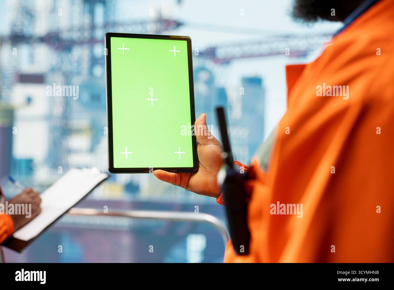 Tablet con schermo isolato utilizzato dalle operazioni di monitoraggio specializzate di carri offshore sul pianale della piattaforma petrolifera. Il dipendente del carro di perforazione esamina le operazioni energetiche utilizzando un dispositivo chiave Chroma, primo piano Foto Stock
