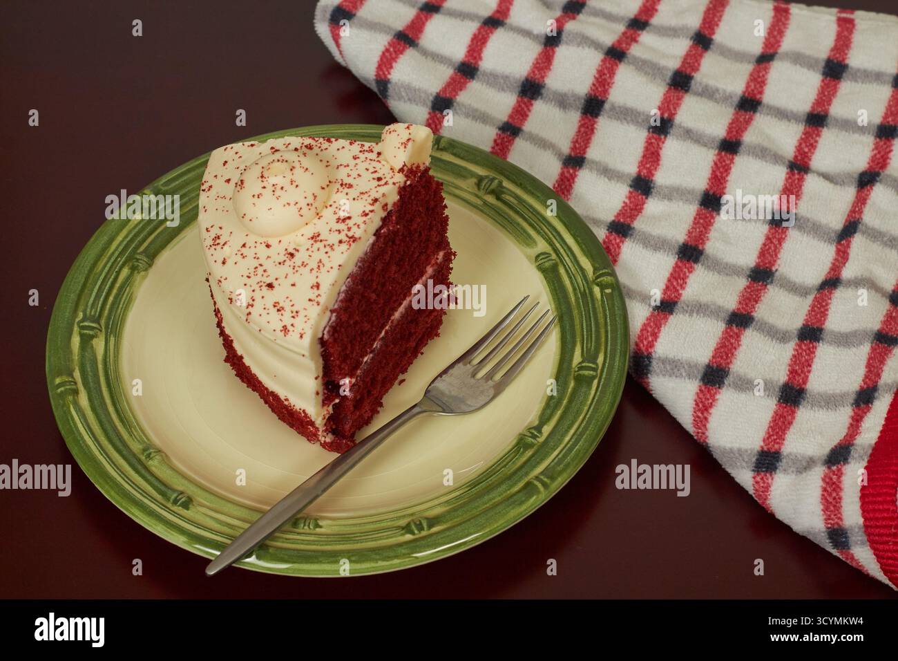 Grande fetta di torta di velluto rosso! Foto Stock