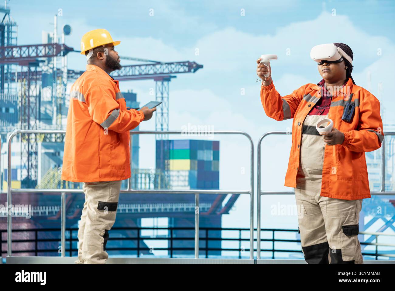 Esperto di piattaforme offshore che supervisiona le operazioni di coperta utilizzando la tecnologia di realtà virtuale, garantendo la conformità ai protocolli di sicurezza. Tecnico che esegue la manutenzione preventiva del carro di perforazione con occhiali VR Foto Stock