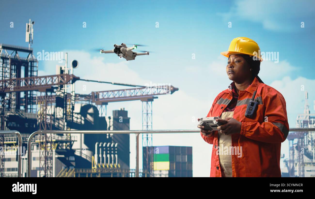 Donna sul ponte della piattaforma offshore che esegue ispezioni in loco utilizzando un sistema di droni automatizzato. Carro di perforazione operaio di navi che utilizza la tecnologia della fotografia aerea per determinare le posizioni ottimali per le condotte, Foto Stock