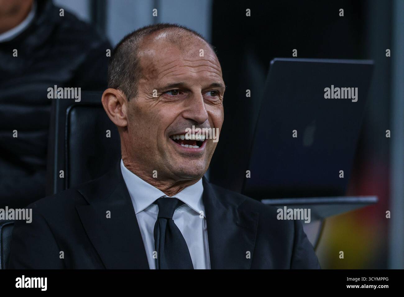 Milano, Italia. 19 ottobre 2025. Massimiliano Allegri Capo allenatore dell'AC Milan visto durante la partita di serie A 2025/26 tra l'AC Milan e l'ACF Fiorentina allo Stadio San Siro di Milano crediti: dpa/Alamy Live News Foto Stock