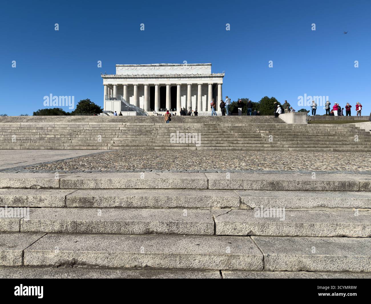Washington DC -- 17/10/2025. L'iconico Lincoln Memorial è una destinazione popolare per i turisti che visitano la capitale della nazione, offrendo uno scorcio Foto Stock