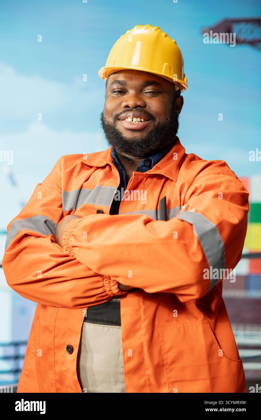 Ritratto delle operazioni sorridenti di monitoraggio dei dipendenti della piattaforma petrolifera offshore. Carro di perforazione allegro indossando attrezzature di sicurezza professionali che esaminano le operazioni energetiche Foto Stock