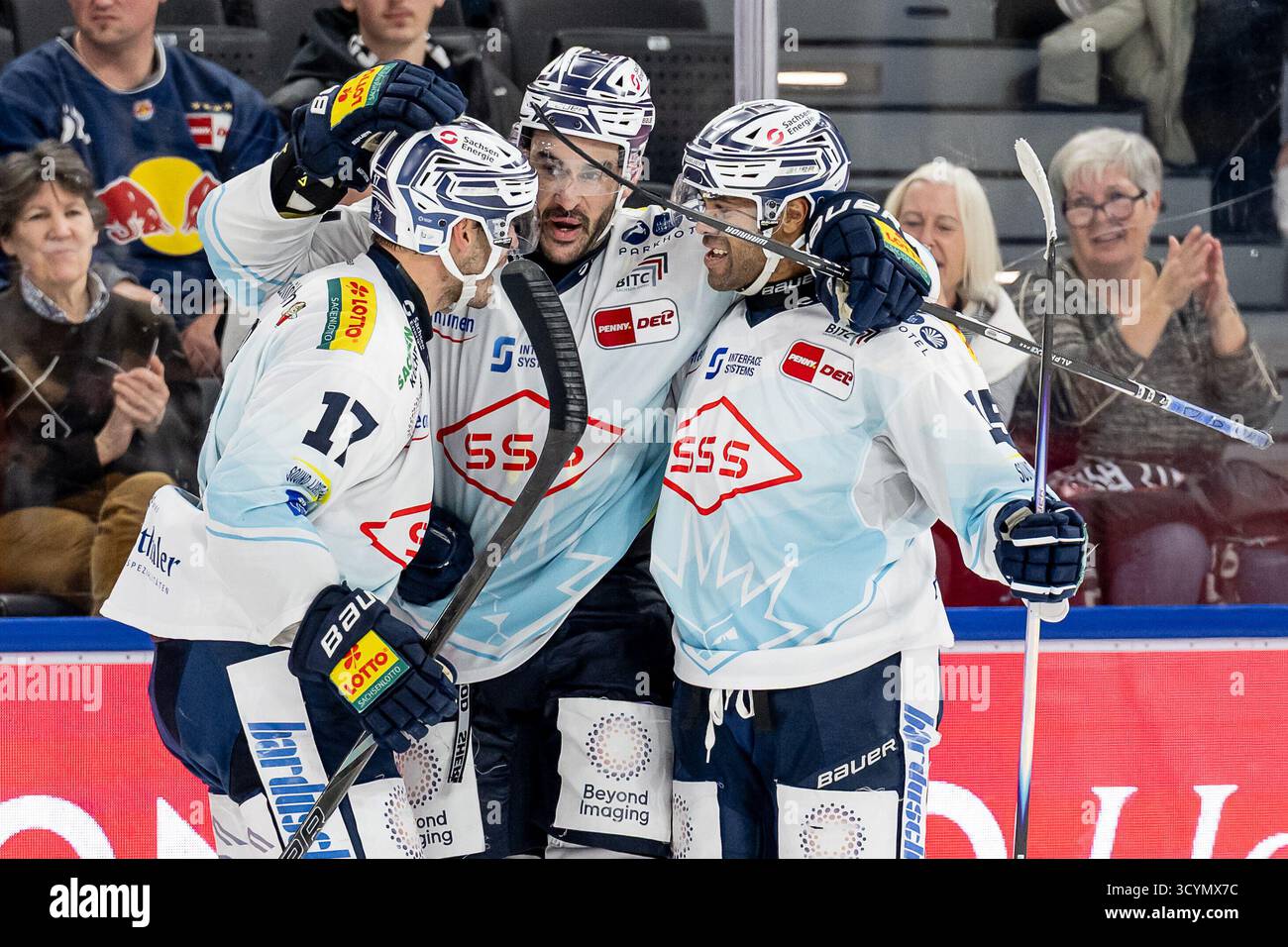 Monaco, Germania. 19 ottobre 2025. Lance Bouma (Dresdner Eisloewen, #17) und C. J. Suess (Dresdner Eisloewen, #15) bejubeln mit Trevor Parkes (Dresdner Eisloewen, #84) dessen Tor zum 2:1 - Anschluss GER, EHC Red Bull Muenchen vs. Dresdner Eisloewen, Eishockey, DEL, 12. Spieltag, Saison 2025/2026, 19.10.2025. Foto: Eibner-Pressefoto/Heike Feiner credito: dpa/Alamy Live News Foto Stock