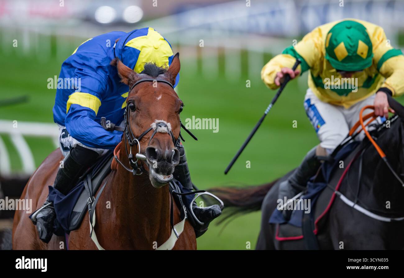 Chepstow, Regno Unito. Sabato 11 ottobre 2025. Paggane e James Bowen durante il Wasdell Group Silver Trophy handicap hurdle. Foto Stock