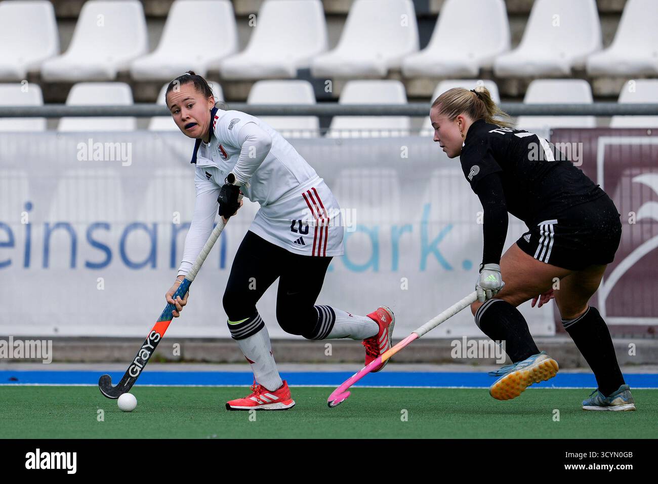 Mannheim, Germania. 19 ottobre 2025. v.li.: Felicitas Knorre (FHC, 26), Marie Jeanne Rother (Lichterfelde, 7), Zweikampf, Spielszene, Duell, duello, tackle, tackle, Dynamik, azione, Aktion, 19.10.2025, Mannheim (Deutschland), Hockey, 2. Bundesliga Gruppe Süd, Damen, Feudenheimer HC - tu Lichterfelde credito: dpa/Alamy Live News Foto Stock
