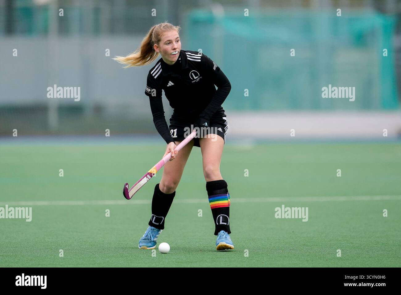 Mannheim, Germania. 19 ottobre 2025. Hannah Lämmel (Lichterfelde), AM Ball, Freisteller, Ganzkörper, Einzelbild, Einzelfoto, Aktion, Action, 19.10.2025, Mannheim (Deutschland), hockey, 2. Bundesliga Gruppe Süd, Damen, Feudenheimer HC - tu Lichterfelde credito: dpa/Alamy Live News Foto Stock