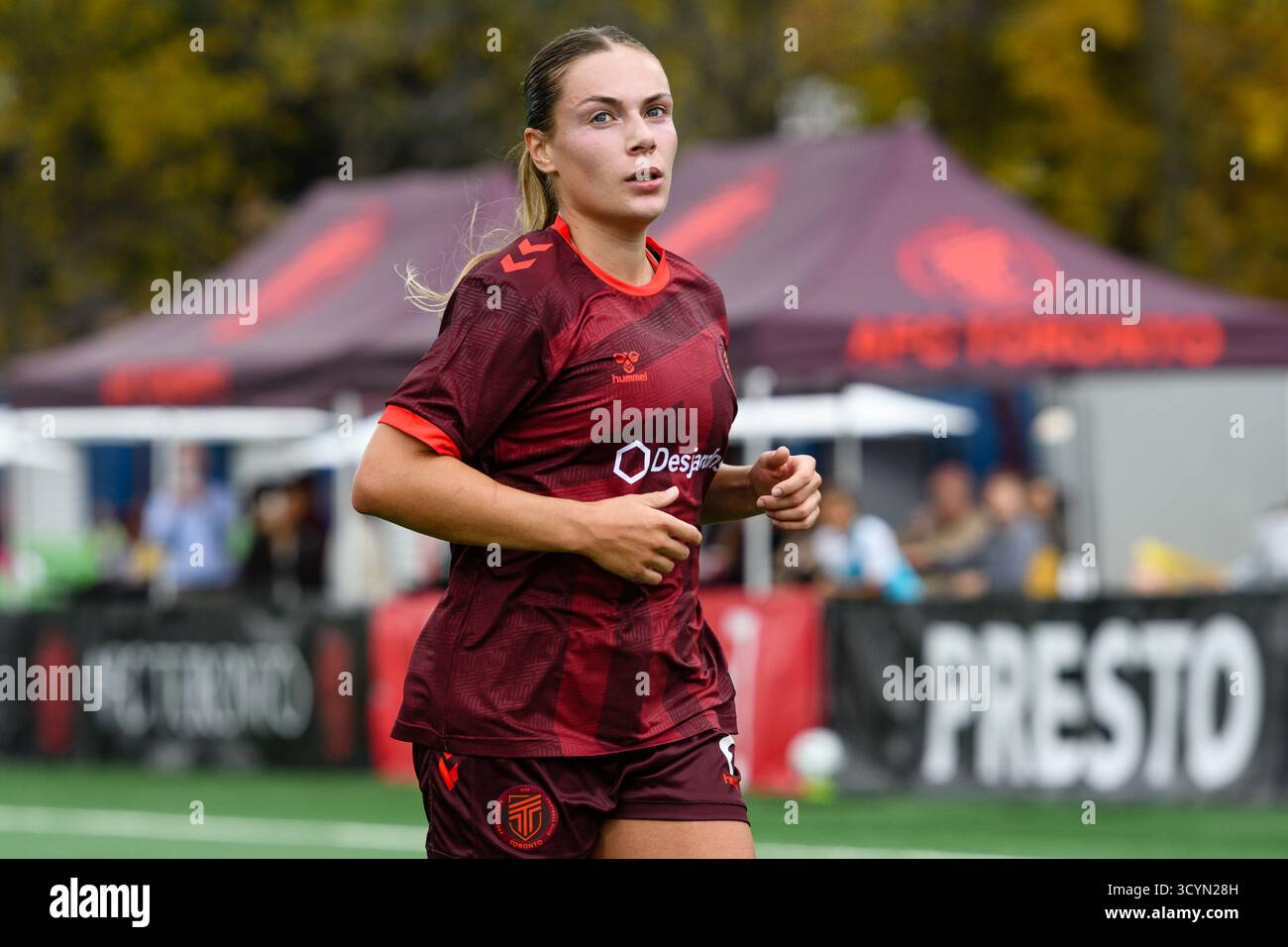 Toronto, Ontario, Canada. 19 ottobre 2025. 19 ottobre 2025 - Toronto, Canada: EMMA REGAN (#8, AFC Toronto) durante la partita NSL tra AFC Toronto e Montreal Roses FC allo York Lions Stadium. (Credit Image: © Vasiliy Ryabykh/ZUMA Press Wire) SOLO PER USO EDITORIALE! Non per USO commerciale! Foto Stock