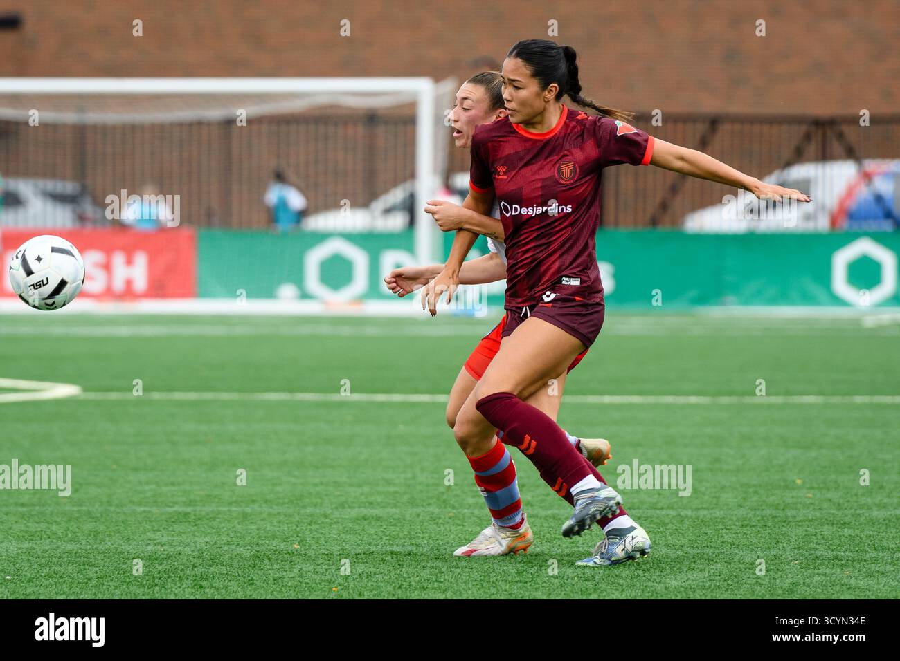 Toronto, Ontario, Canada. 19 ottobre 2025. 19 ottobre 2025 - Toronto, Canada: KAELA HANSEN (#6, AFC Toronto, fronte) combatte per il pallone con LORIE THIBAULT (#19, Montreal Roses FC, ritorno) durante la partita NSL tra AFC Toronto e Montreal Roses FC allo York Lions Stadium. (Credit Image: © Vasiliy Ryabykh/ZUMA Press Wire) SOLO PER USO EDITORIALE! Non per USO commerciale! Foto Stock