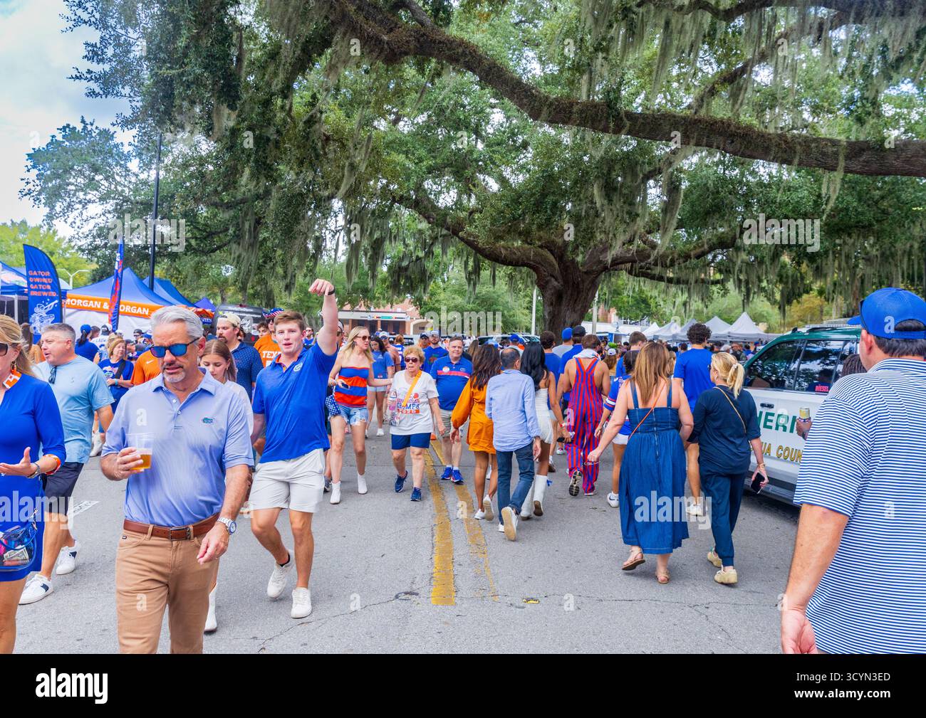 Gainesville, FL - 4 ottobre 2025: Unidentified University of Florida Fans prima di una partita al Ben Hill Griffin Stadium sul campo dell'Università della Florida Foto Stock