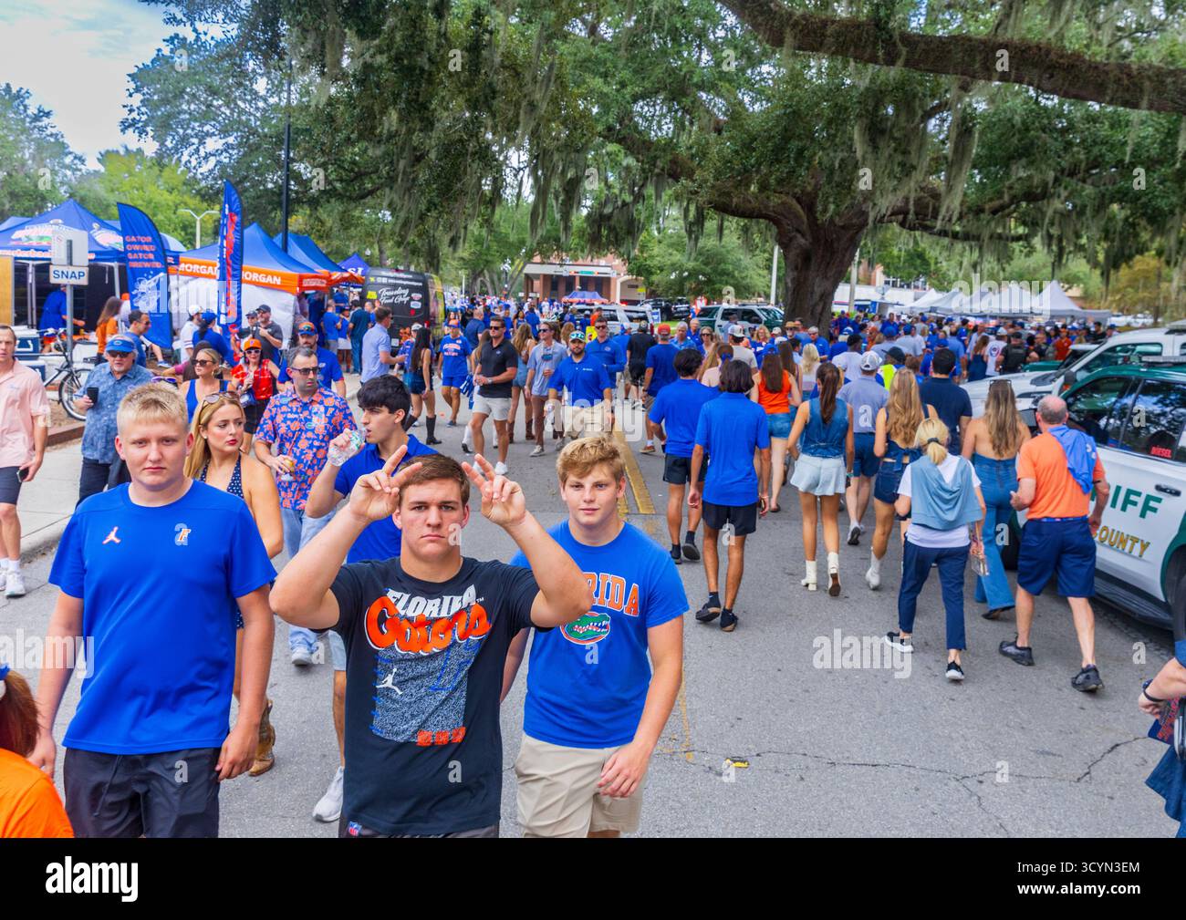 Gainesville, Florida - 4 ottobre 2025: Tifosi non identificati dell'Università della Florida e del Texas prima di una partita al Ben Hill Griffin Stadium dell'Università della Florida Foto Stock