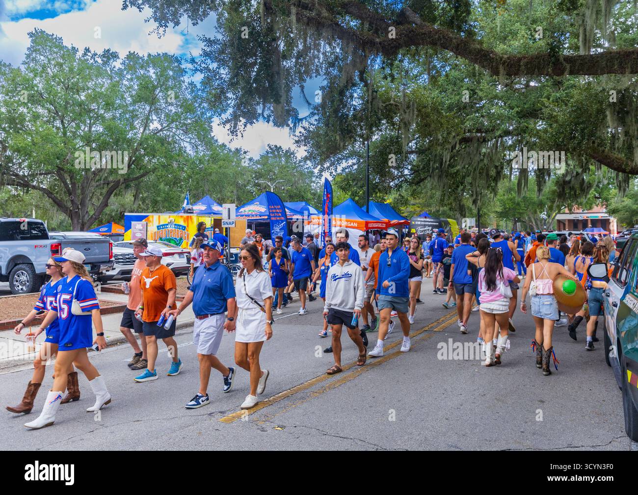 Gainesville, Florida - 4 ottobre 2025: Tifosi non identificati dell'Università della Florida e del Texas prima di una partita al Ben Hill Griffin Stadium dell'Università della Florida Foto Stock