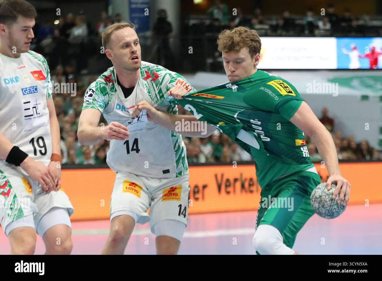 Omar Ingi Magnusson (14, SC Magdeburg) zieht am Trikot von Tim Hertzfeld (72, SC DHfK Lipsia). Handball, DAIKIN HBL, 1. Bundesliga, Saison 2025/ 2026, 9. Spieltag: SC DHfK Leipzig vs. SC Magdeburg AM 19.10.2025 in der quarterback Immobilien Arena Leipzig. Foto Stock