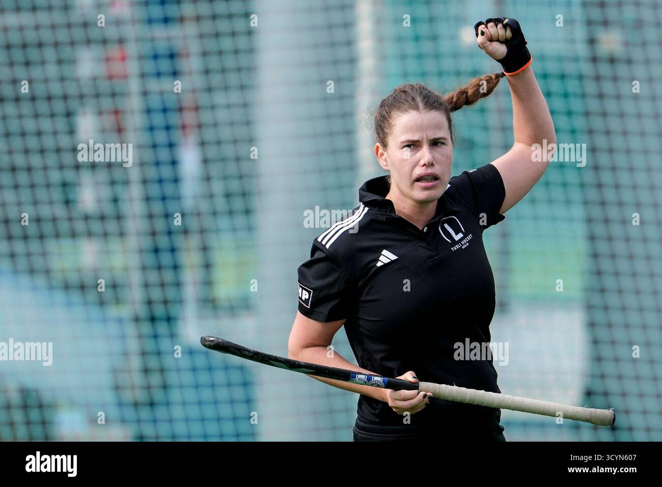 Mannheim, Germania. 19 ottobre 2025. Julia Ullrich (Lichterfelde, 23), Einzelbild, Einzelfoto, Aktion, Action, Jubel, jubeln, jubeln, festeggiamenti, Freude, freuen, freut sich, zuversichtlich, Optimistisch, positiv, Spielszene, calci di rigore, Penaltyschießen, Shootout, Entscheidung, 19.10.2025, Mannheim (Deutschland), hockey, 2. Bundesliga Gruppe Süd, Damen, Feudenheimer HC - tu Lichterfelde credito: dpa/Alamy Live News Foto Stock