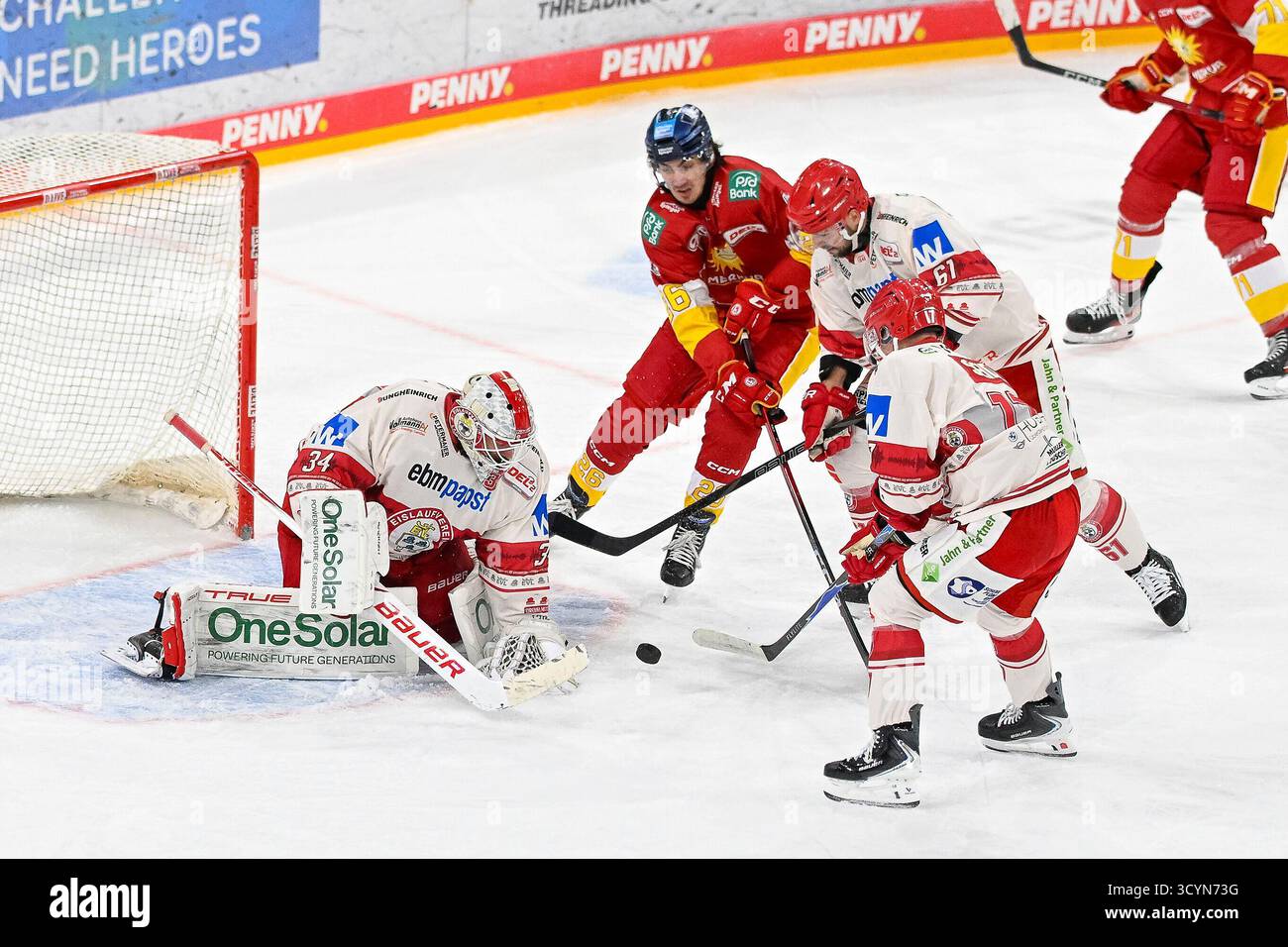 Eishockey DEL2 - 25/26 - 10. Spieltag: Düsseldorfer EG vs EV Landshut am 19.10.2025 im PSD Bank Dome a Düsseldorf Landshuts Stanislav Dietz (Nr.67), Landshuts Martin Has (Nr.77) und Landshuts Torhüter Jonas Langmann (Nr.34) Stooppen Düsseldorfs Moritz Kukuk (Nr.26) foto: Osnapix Foto Stock