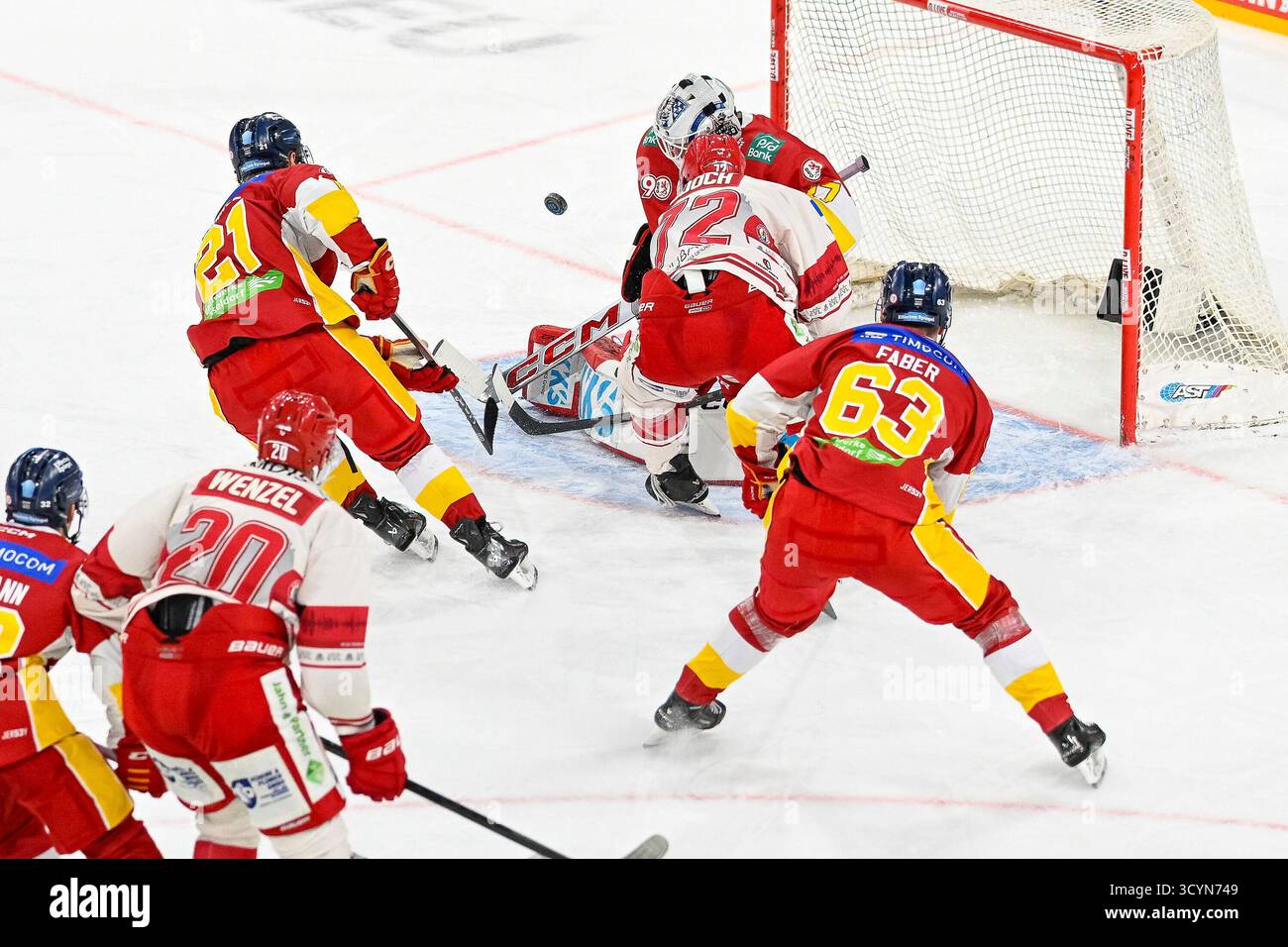 Eishockey DEL2 - 25/26 - 10. Spieltag: Düsseldorfer EG vs EV Landshut am 19.10.2025 im PSD Bank Dome a Düsseldorf Landshuts Trevor Gooch (Nr.72) kann Düsseldorfs Torhüter Niklas Lunemann (Nr.27) nicht bezwingen foto: Osnapix Foto Stock