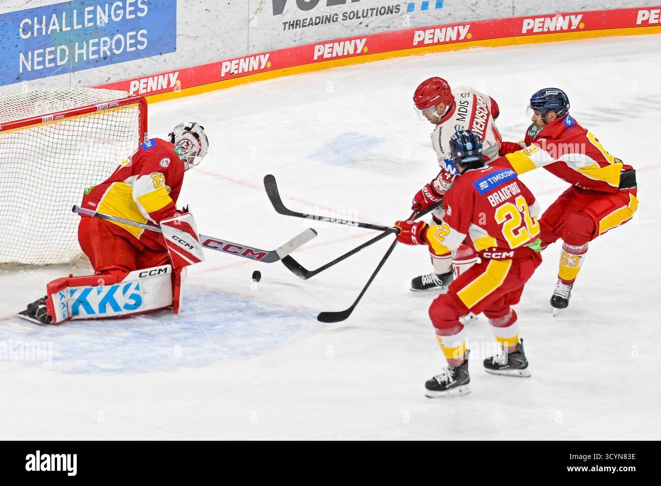Eishockey DEL2 - 25/26 - 10. Spieltag: Düsseldorfer EG vs EV Landshut am 19.10.2025 im PSD Bank Dome in Düsseldorf Save von Düsseldorfs Torhüter Niklas Lunemann (Nr.27) gegen Landshuts Jakob Mayenschein (Nr.41) foto: Osnapix Foto Stock