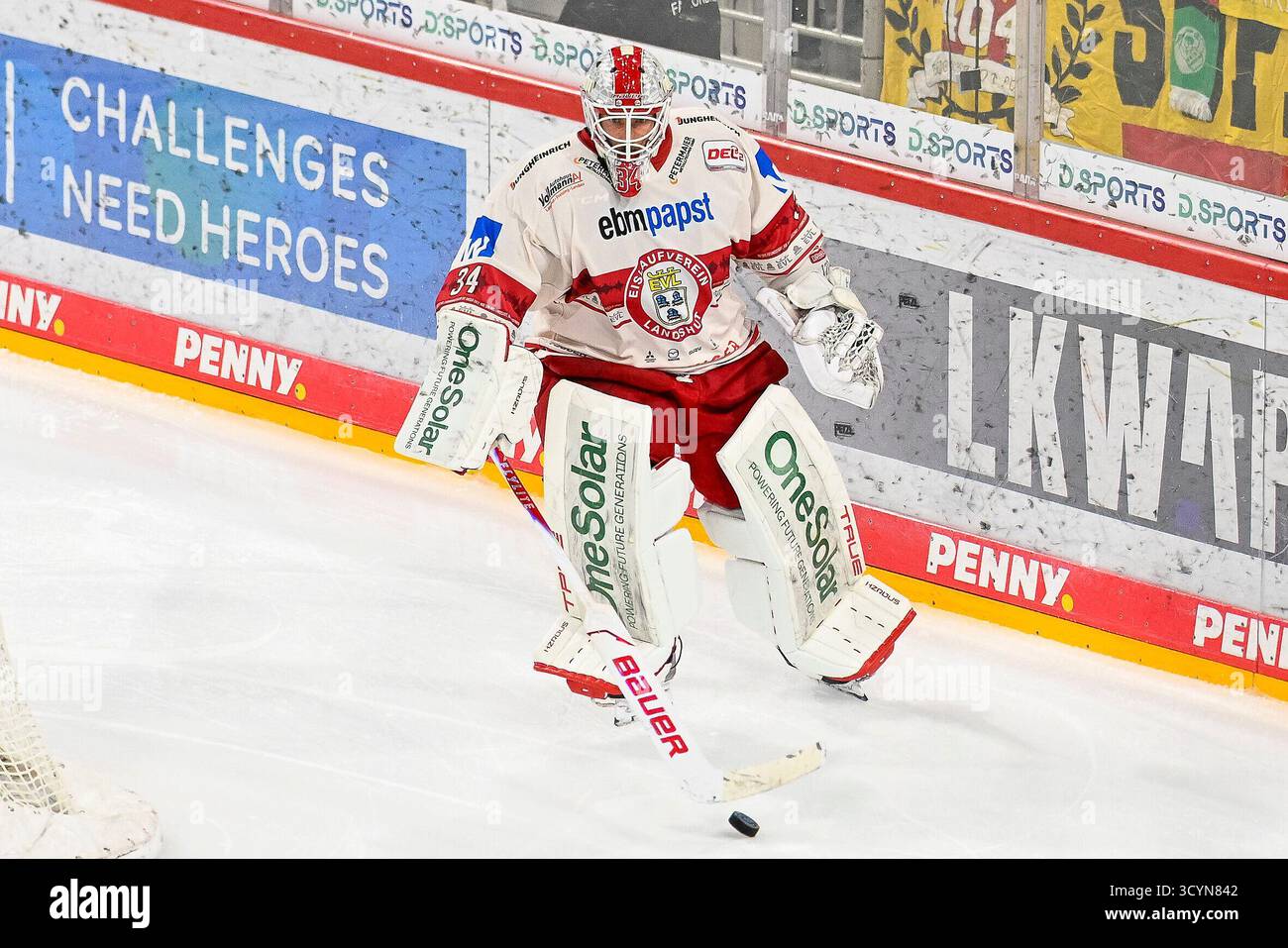 Eishockey DEL2 - 25/26 - 10. Spieltag: Düsseldorfer EG vs EV Landshut am 19.10.2025 im PSD Bank Dome a Düsseldorf Landshuts Torhüter Jonas Langmann (Nr.34) foto: Osnapix Foto Stock