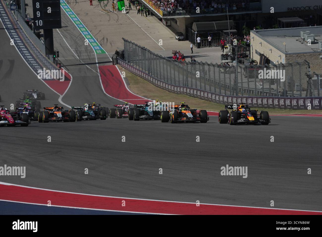 Austin, Vereinigte Staaten. 19 ottobre 2025. 19 ottobre 2025, Circuit of the Americas, Austin, FORMULA 1 MSC CRUISES UNITED STATES GRAND PRIX 2025, nella foto partenza gara:, Max Verstappen (NLD), Oracle Red Bull Racing, Lando Norris (GBR), McLaren F1 Team, Charles Leclerc (MCO), Scuderia Ferrari HP, Lewis Hamilton (GBR), Oscar Piastri (AUS), Nico Hulkenberg (DEU), partecipazione del Team F1 Kick Clean Credit: dpa/Alamy Live News Foto Stock