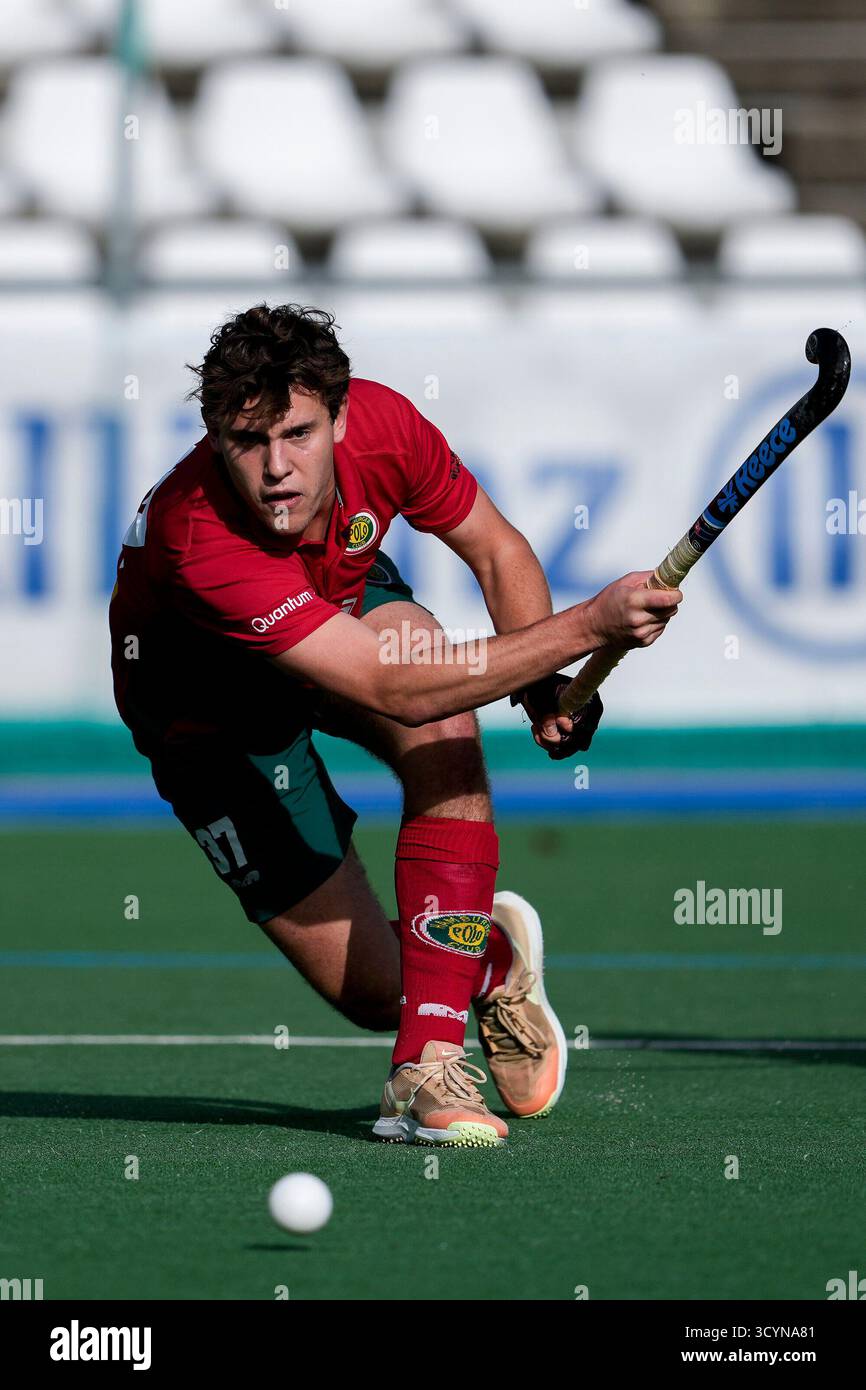 Mannheim, Germania. 19 ottobre 2025. Lukas Kossel (Polo, 37), AM Ball, Freisteller, Ganzkörper, Einzelbild, Einzelfoto, Aktion, Action, 19.10.2025, Mannheim (Deutschland), hockey, 1. Bundesliga, Herren, Mannheimer HC - Hamburger Polo Club crediti: dpa/Alamy Live News Foto Stock