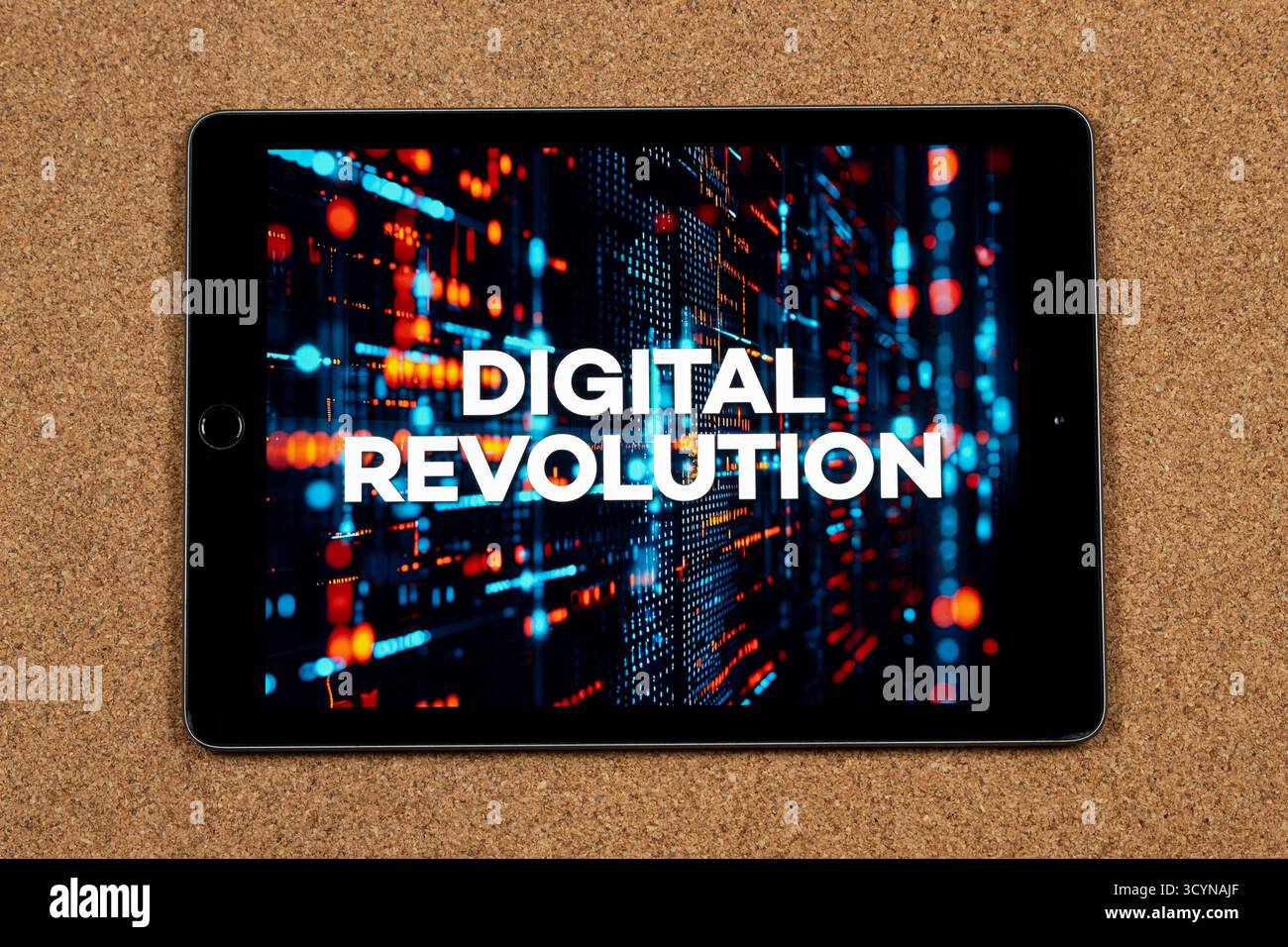 Avvicinati a un tablet con la frase rivoluzione digitale su un concetto hardware e uno sfondo in sughero Foto Stock