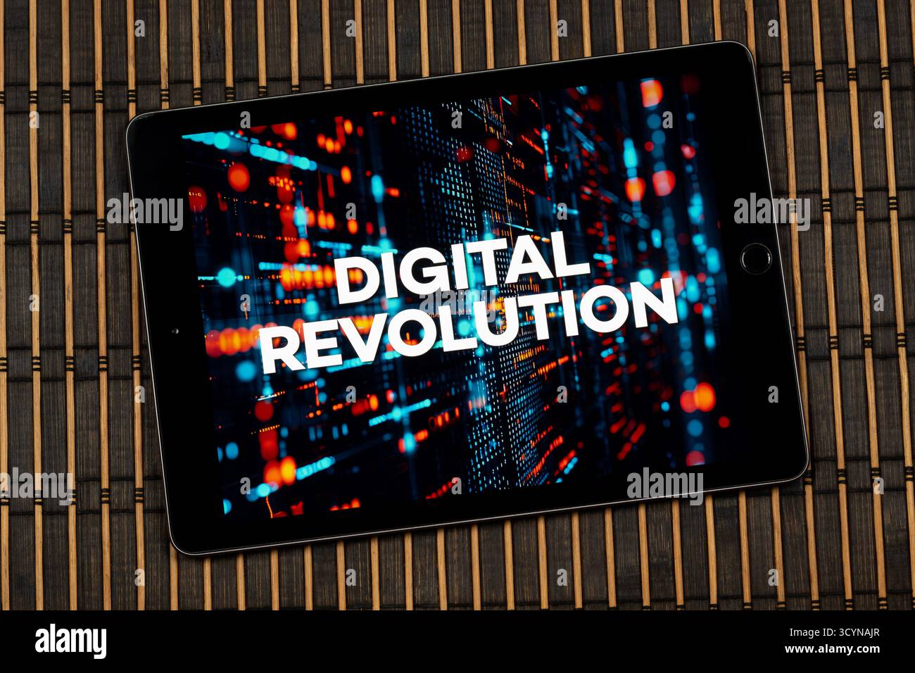 Avvicinati a un tablet con la frase rivoluzione digitale su un concetto tecnologico e uno sfondo in legno Foto Stock