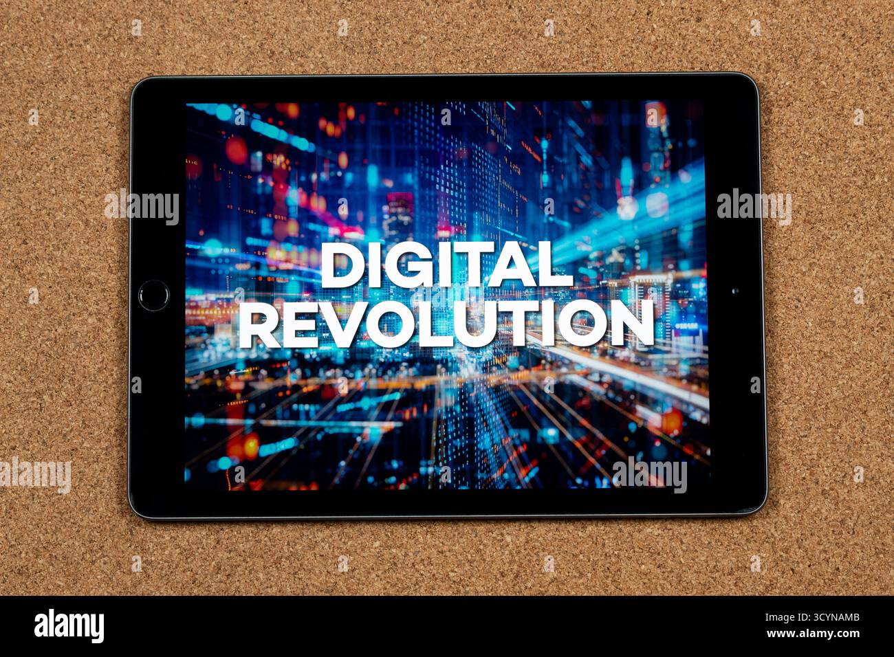 Avvicinati a un tablet con la frase rivoluzione digitale su un concetto tecnologico e uno sfondo in sughero Foto Stock