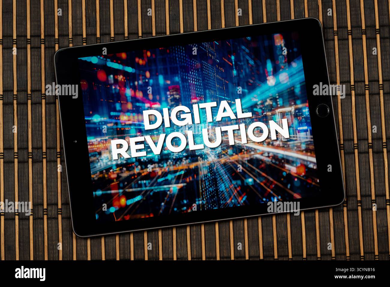 Avvicinati a un tablet con la frase rivoluzione digitale su un concetto tecnologico e uno sfondo in legno Foto Stock