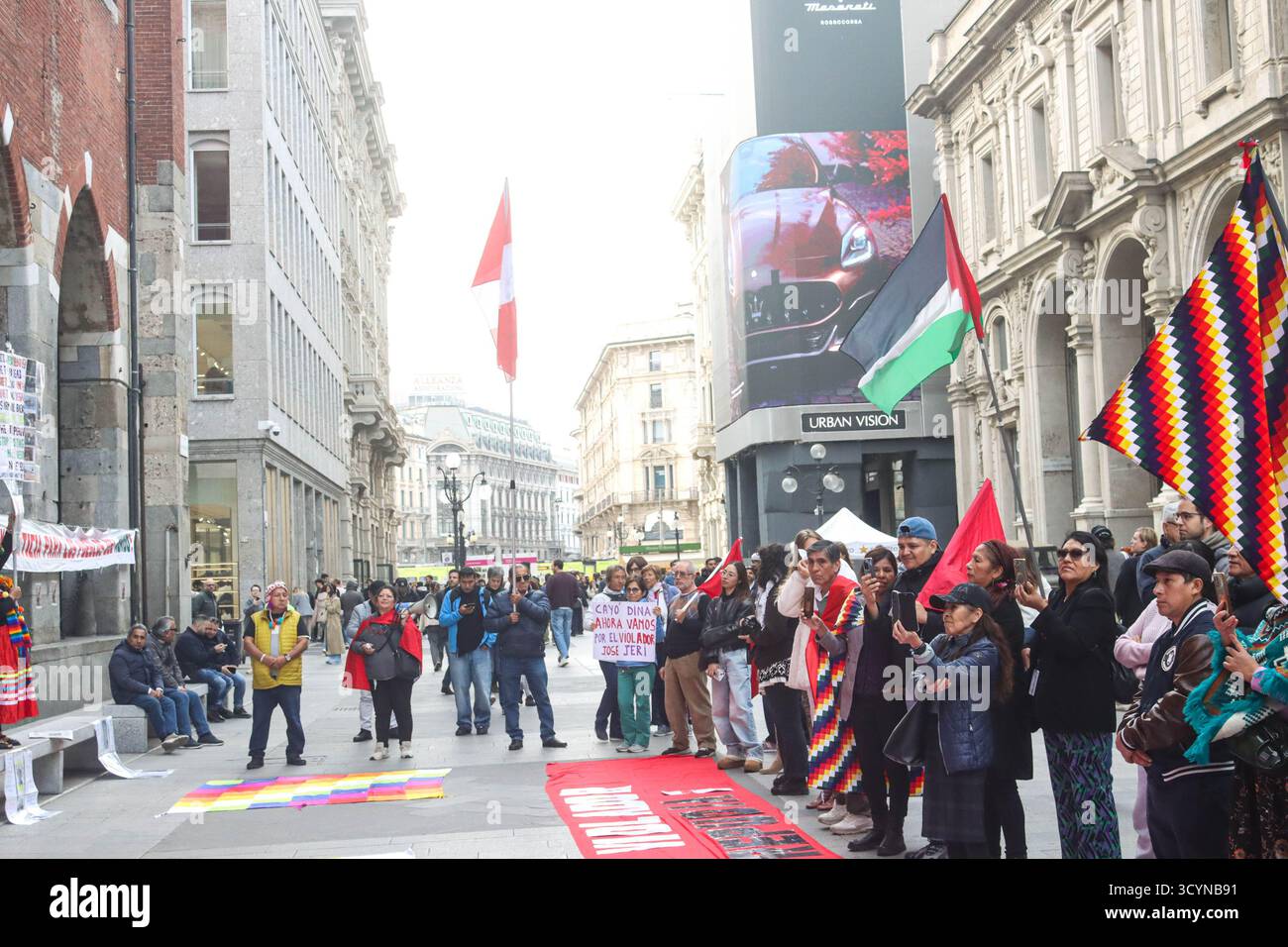 Milano, Italia. 19 ottobre 2025. Milano (Italia), 19/10/2025- Politics/Liberta per Castillo/Protestation- dimostrazione del popolo peruviano nel pomeriggio di domenica 19 ottobre 2025, nel centro di Milano per il rilascio dell'ex presidente del Perù Pedro Castillo e di tutti i prigionieri politici del regime attuale. (Foto: Edson De Souza/Thenews2/Zumapress) (immagine di credito: © Edson Teodoro De Souza/TheNEWS2 via ZUMA Press Wire) SOLO PER USO EDITORIALE! Non per USO commerciale! Foto Stock