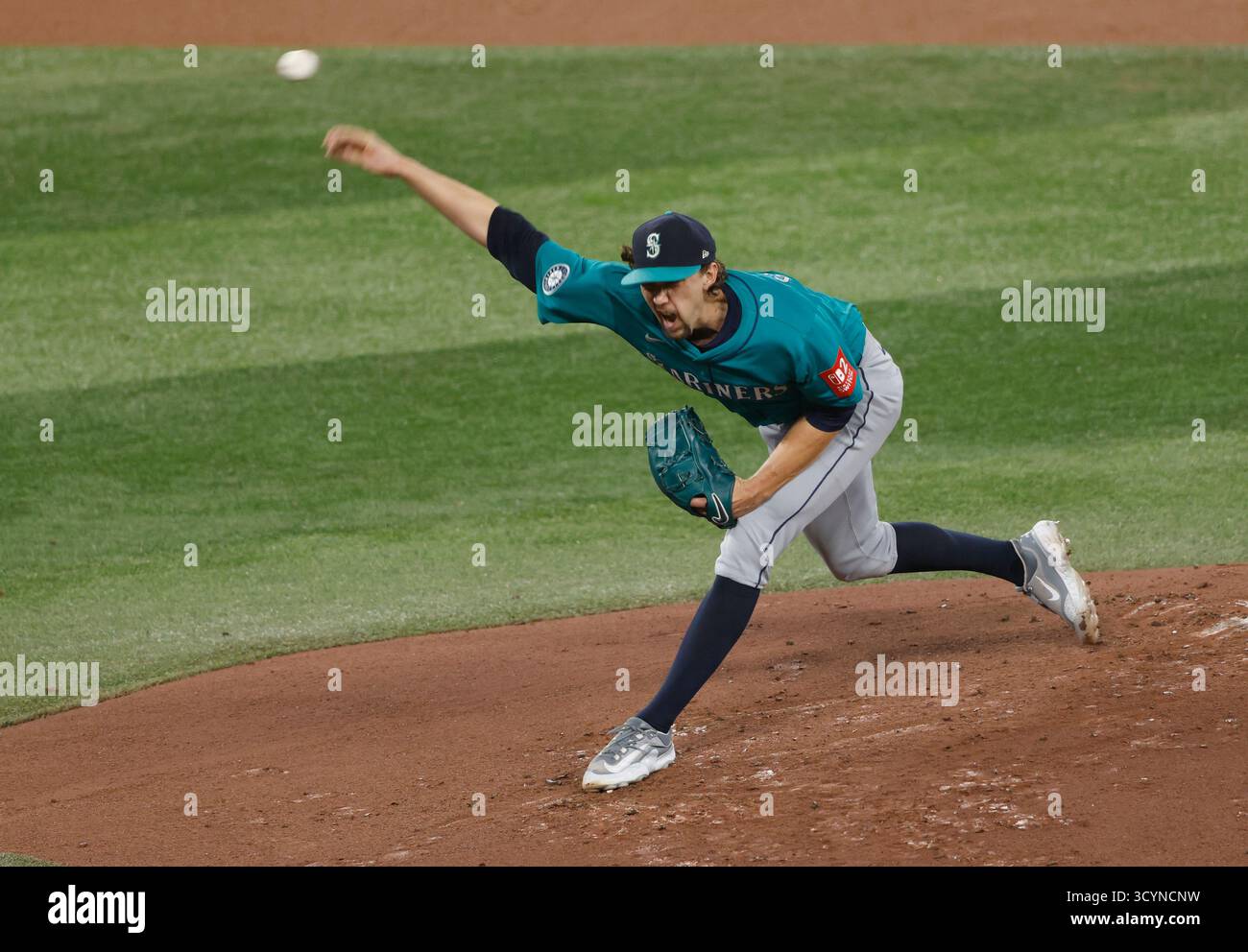 Toronto, Canada. 19 ottobre 2025. Il lanciatore titolare dei Seattle Mariners Logan Gilbert (36) lanciò nel primo inning contro i Toronto Blue Jays durante la gara 6 delle MLB American League Championship Series al Rogers Centre di Toronto, Canada, domenica 19 ottobre 2025. Foto di John Angelillo/UPI credito: UPI/Alamy Live News Foto Stock