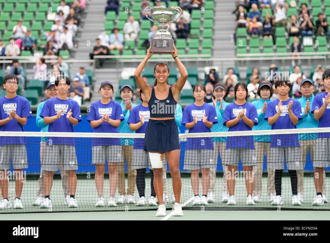 Osaka, Giappone. 19 ottobre 2025. Leylah Fernandez (CAN) Tennis: Cerimonia della vittoria dei singoli al Morita Tennis Center Utsubo durante il Kinoshita Group Japan Open Tennis Championships 2025 a Osaka, Giappone . Crediti: SportsPressJP/AFLO/Alamy Live News Foto Stock